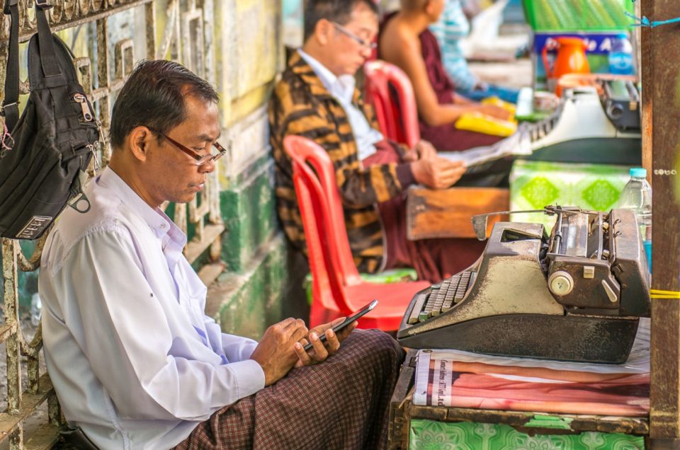 Les écrivains publics de Yangon.